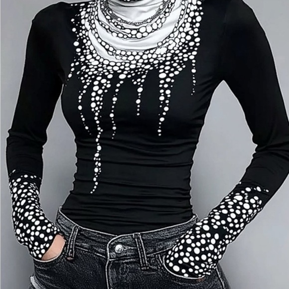 Chic Black and White Patterned Top - Picture 2 of 3